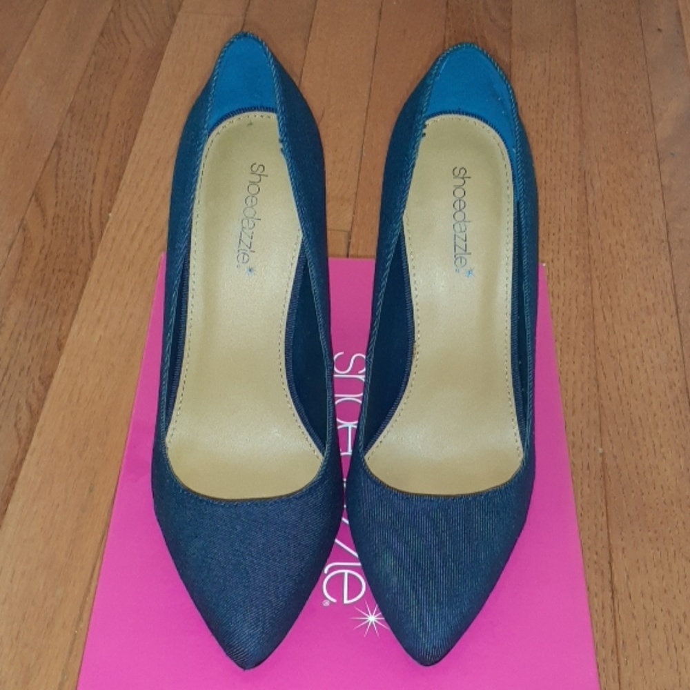 Dark denim pump